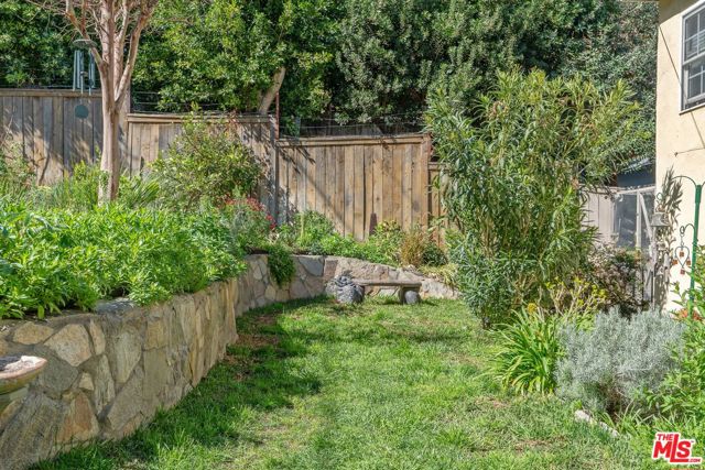 11316 Sunshine Terrace, Studio City CA: https://media.crmls.org/mediaz/5b15f905-6fa8-4463-b737-1e01163f2d51.jpg