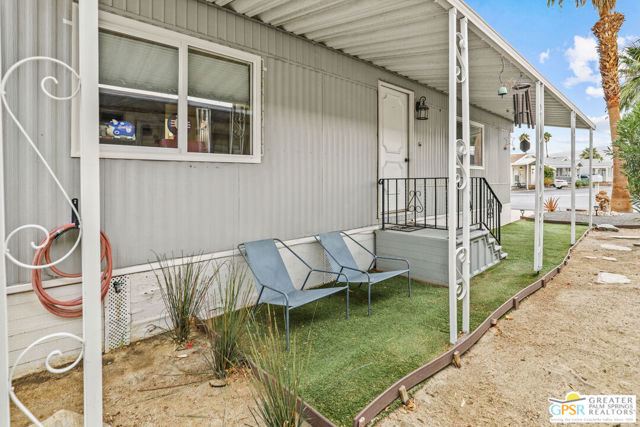 17555 Corkill Rd, Desert Hot Springs CA: https://media.crmls.org/mediaz/5b165f08-c142-4949-b3d2-3ebfa48deaa4.jpg