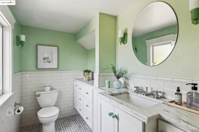 1015 Warfield Ave, Oakland CA: https://media.crmls.org/mediaz/5b16663a-68a2-4580-befb-1b8d45e60740.jpg