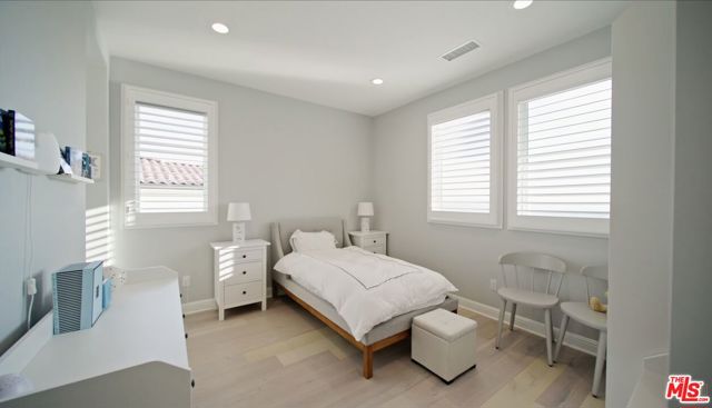 20326 W Liverpool Way, Porter Ranch CA: https://media.crmls.org/mediaz/5b16accd-a2fd-4e91-9bbe-8b2302b19ae9.jpg