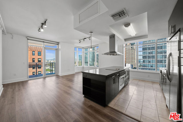 717 W Olympic Boulevard, Los Angeles CA: https://media.crmls.org/mediaz/5b16ae09-2907-4418-a543-4bb5cef281e8.jpg