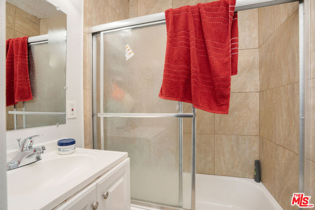 Image 19 of 27 For 11329 Sherman Way