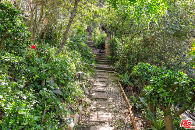 6933 Vanland Trail, Los Angeles CA: https://media.crmls.org/mediaz/5b1748a1-c72c-4fbb-bbe0-9d12d4e0caf7.jpg