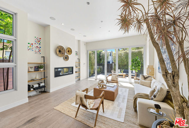 653 Oxford Ave, Venice CA: https://media.crmls.org/mediaz/5b17bc54-b87c-4a67-b632-a52afc3ab80a.jpg