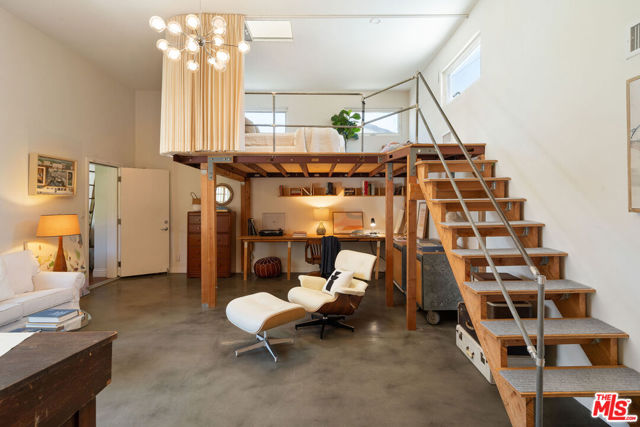 2311 Glencoe Avenue, Venice CA: https://media.crmls.org/mediaz/5b180599-4a7f-469b-aa07-8bb7dcc9c4a3.jpg