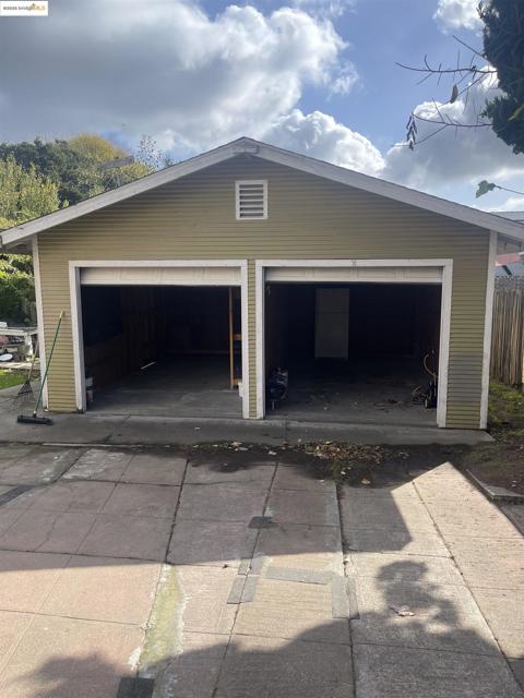 2212 17Th Ave, Oakland CA: https://media.crmls.org/mediaz/5b18245b-744a-4dbe-a035-502c8092298a.jpg