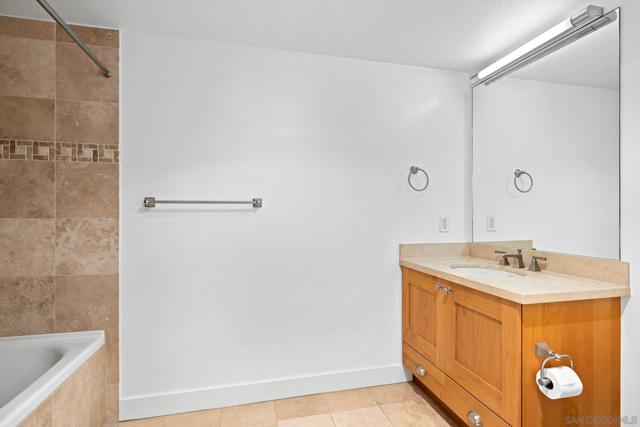 700 W E St, San Diego CA: https://media.crmls.org/mediaz/5b18e55c-6683-4e84-985c-8d8f4e66a158.jpg