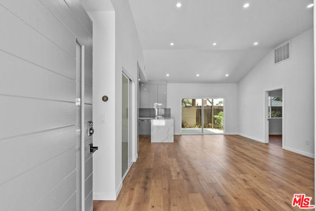 11028 Califa Street photo 4