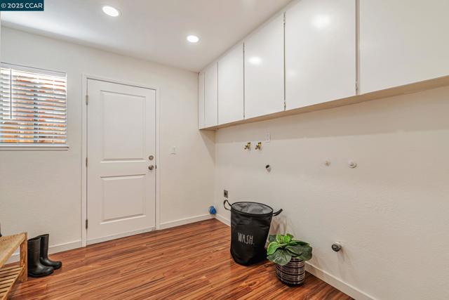1372 Bent Tree Ln, Concord CA: https://media.crmls.org/mediaz/5b19fdf4-975a-48a6-94b3-0659f507a87e.jpg