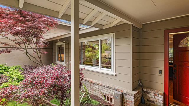 161 E Floresta Way, Portola Valley CA: https://media.crmls.org/mediaz/5b1a4bc2-e65e-428c-a71d-ab62b7ca0d89.jpg