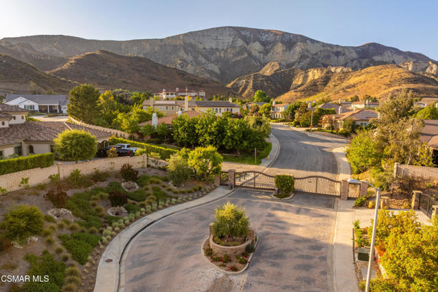 4221 Goldstone Lane, Simi Valley CA: https://media.crmls.org/mediaz/5b1a7b42-cbe7-4a73-ae6f-eca7c5854836.jpg