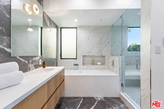 1011 Georgina Avenue, Santa Monica CA: https://media.crmls.org/mediaz/5b1ad560-f074-44cb-ba8f-92ce3a6ed6eb.jpg