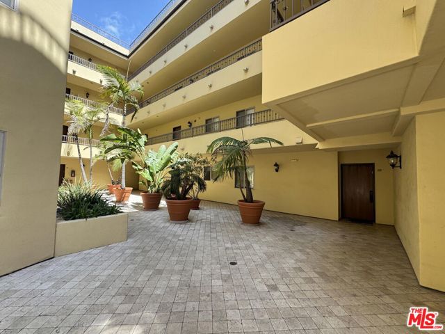 1522 Amherst Avenue, Los Angeles CA: https://media.crmls.org/mediaz/5b1b5027-2874-4bbc-b295-19c376df48c3.jpg