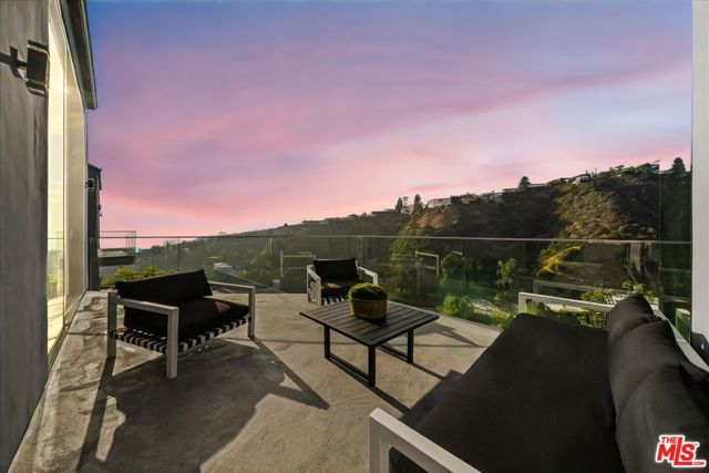 1565 Haslam Terrace, Los Angeles CA: https://media.crmls.org/mediaz/5b1b6016-bb53-4cd9-abeb-96ddc3981ed9.jpg