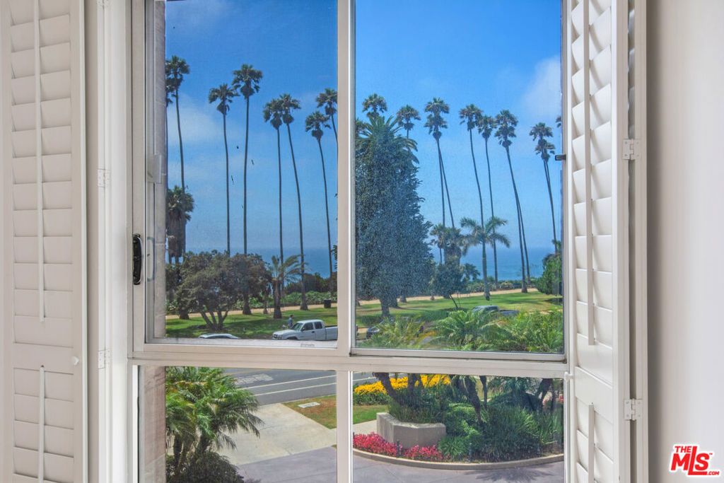 https://media.crmls.org/mediaz/5b1b67cc-148b-4668-9b88-1b9439e62c04.jpg?preset=X-Large