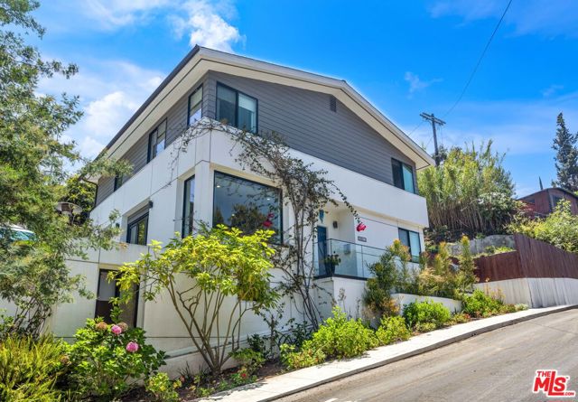 4841 Minden Place, Los Angeles CA: https://media.crmls.org/mediaz/5b1debb4-e1f6-43f9-8020-402d6c66c139.jpg