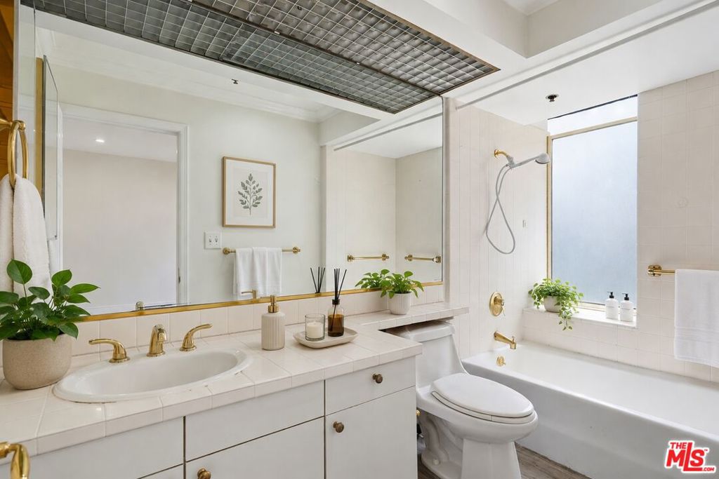 https://media.crmls.org/mediaz/5b1e07c7-d21a-40c9-b9e2-1b467be3b081.jpg?preset=X-Large