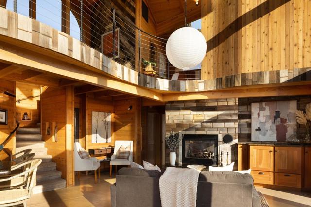 47600 Coast Ridge Road, Big Sur CA: https://media.crmls.org/mediaz/5b1e4ca3-0687-4beb-af68-590308439b2b.jpg