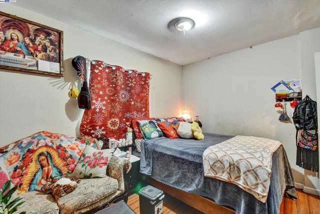 1506 52nd Ave, Oakland CA: https://media.crmls.org/mediaz/5b1fcad8-2dfd-45c7-95e0-8510bc9585d2.jpg