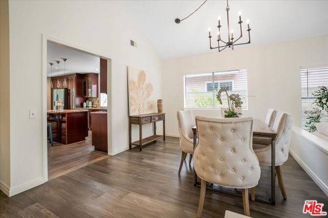 12084 London Grove Court, Moorpark CA: https://media.crmls.org/mediaz/5b202992-84ed-424d-8d4e-c221ecb682f0.jpg