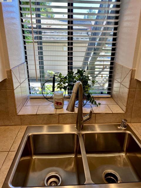 3287 Shadow Park Pl, San Jose CA: https://media.crmls.org/mediaz/5b20615f-e33e-4ce1-8549-5ab73aee12e2.jpg