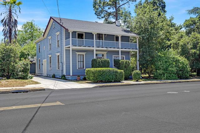 2211 College Avenue, Livermore CA: https://media.crmls.org/mediaz/5b212623-c6a1-41db-98e0-60ae76a15b9a.jpg