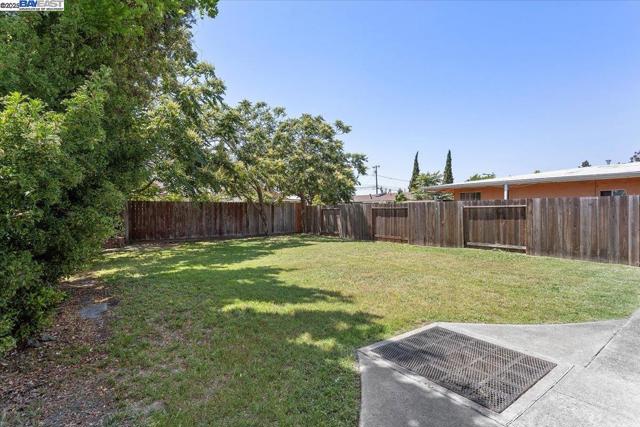 1629 Thrush Ave, San Leandro CA: https://media.crmls.org/mediaz/5b22aa3c-6dc4-4c2c-a12d-878ceb18e12a.jpg