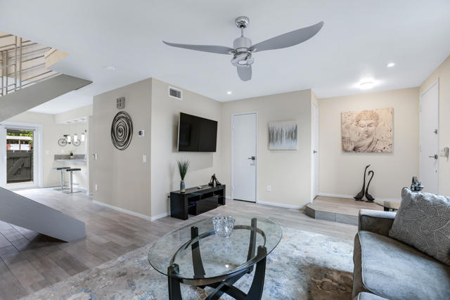 2274 N Indian Canyon Drive, Palm Springs CA: https://media.crmls.org/mediaz/5b23768e-c04c-4d45-bb74-50ce51e4f4cb.jpg