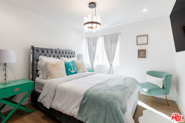 18721 Hatteras Street, Tarzana CA: https://media.crmls.org/mediaz/5b238e9c-575e-43f5-ae72-882c57e6e068.jpg