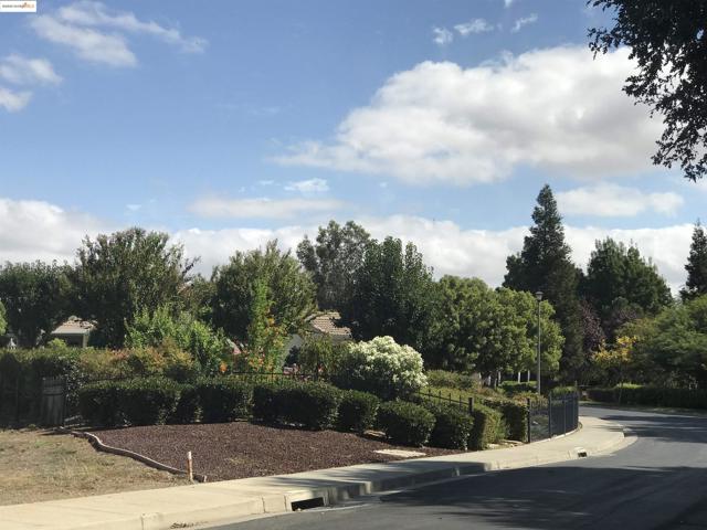 639 Pomona Dr, Brentwood CA: https://media.crmls.org/mediaz/5b256243-89f8-4f7c-b331-aabd32139246.jpg