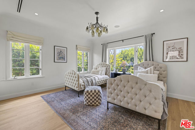 736 S Cloverdale Avenue, Los Angeles CA: https://media.crmls.org/mediaz/5b258d2d-88f1-497f-a924-cade9b785041.jpg