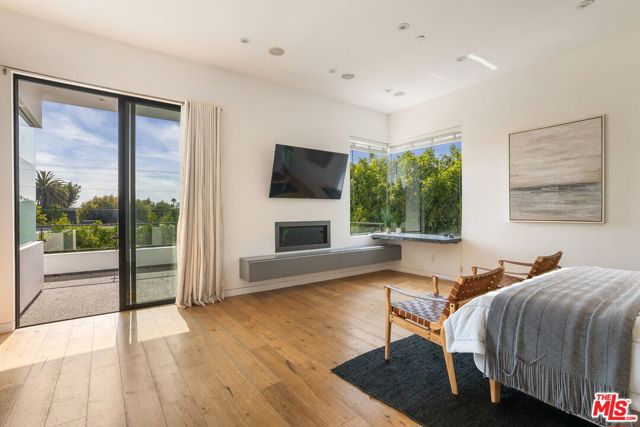 649 N Edinburgh Avenue, Los Angeles CA: https://media.crmls.org/mediaz/5b2708bd-8469-43fd-89ba-92f4af144381.jpg