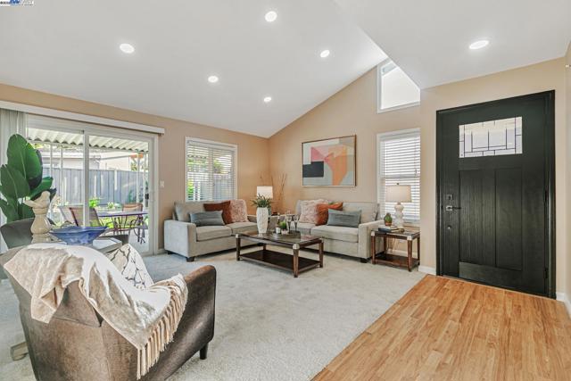 34915 Skylark Dr, Union City CA: https://media.crmls.org/mediaz/5b2718ea-3aab-41a3-b067-49da3c37eb28.jpg