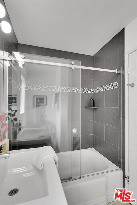 828 Hill Street, Santa Monica CA: https://media.crmls.org/mediaz/5b272479-a833-4ce8-9828-72067dab0e08.jpg