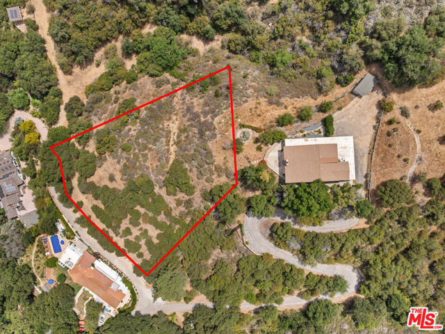 24677 Dry Canyon Cold Creek Road, Calabasas CA: https://media.crmls.org/mediaz/5b27ae6d-1051-4b8a-b190-2269bbf26a99.jpg