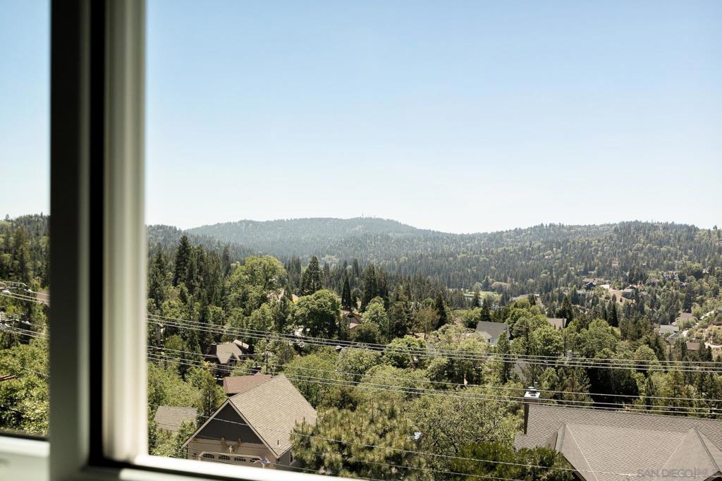 https://media.crmls.org/mediaz/5b2827be-7cad-4f5d-9093-e35be728e274.jpg?preset=X-Large