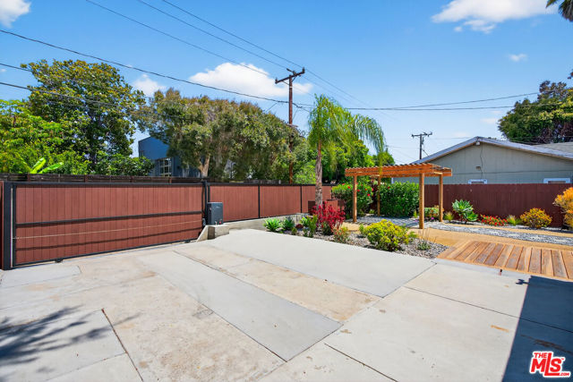 2121 Marine Street, Santa Monica CA: https://media.crmls.org/mediaz/5b286c51-df76-4a6f-95aa-d291f72e28f5.jpg