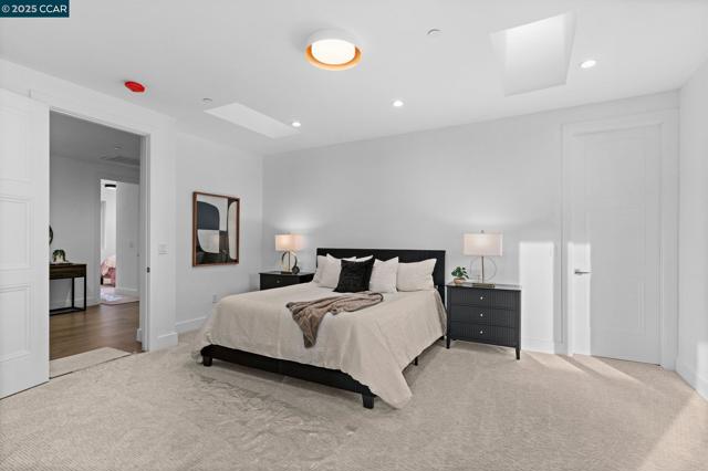 9 Turner Ct, Oakland CA: https://media.crmls.org/mediaz/5b288f57-49a5-45c0-a5a8-8521f5b02fa9.jpg