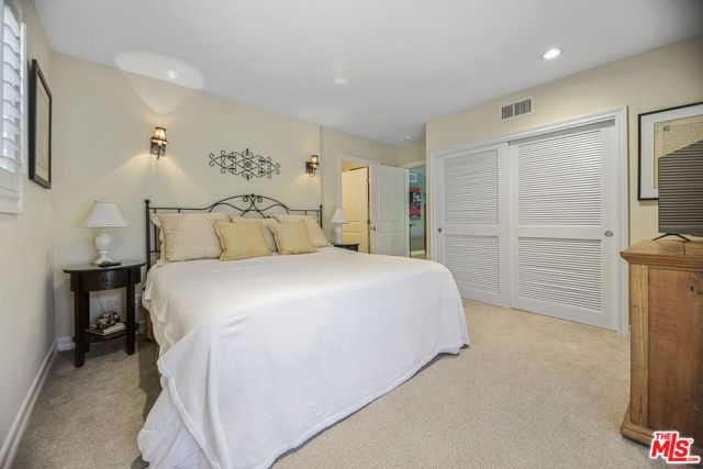 2660 Carman Crest Drive, Los Angeles CA: https://media.crmls.org/mediaz/5b297596-b22e-4e19-b0a7-01043ed36138.jpg