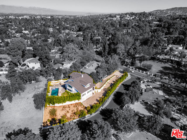 19633 Wells Drive, Tarzana CA: https://media.crmls.org/mediaz/5b2a0484-c0a6-412c-b1be-03658ccc5c60.jpg