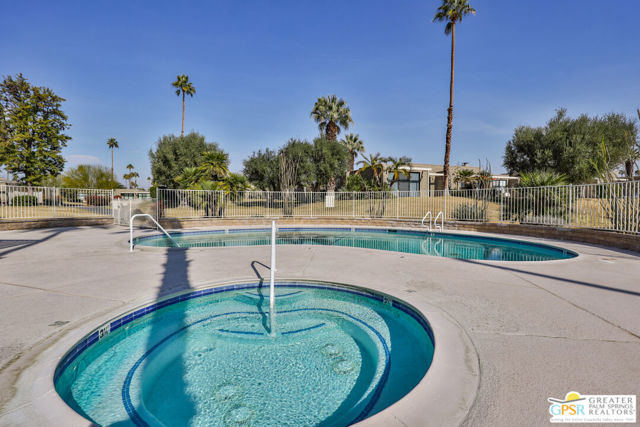833 N Calle De Flora Vista, Palm Springs CA: https://media.crmls.org/mediaz/5b2a5abd-dfde-4656-88a9-4d1684c2de0e.jpg