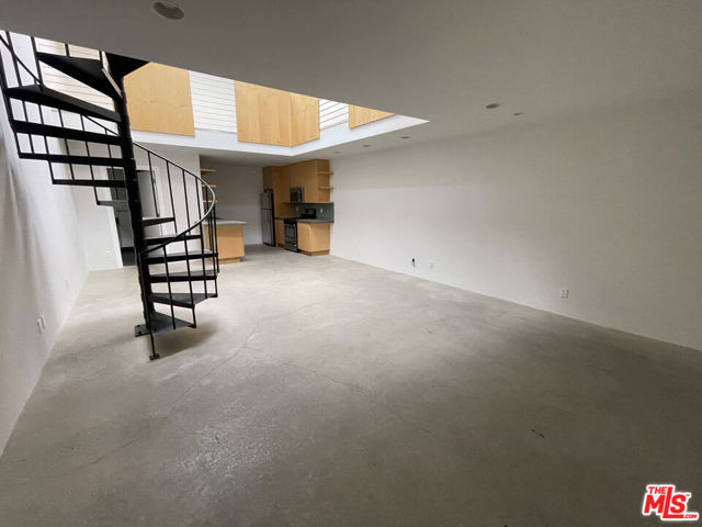 555 Rose Avenue, Venice CA: https://media.crmls.org/mediaz/5b2aeb5e-324f-4cea-adf3-f89250a4ac08.jpg