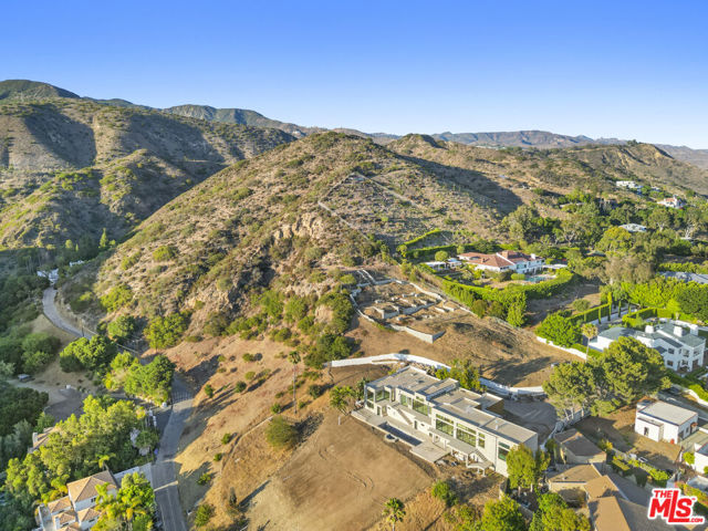 27061 Sea Vista Drive, Malibu CA: https://media.crmls.org/mediaz/5b2b66d1-49f5-4fd4-abec-35d8e673da1f.jpg