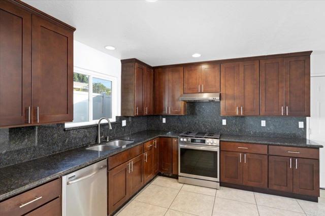 Detail Gallery Image 8 of 32 For 19065 Envoy Ave, Corona,  CA 92881 - 3 Beds | 2 Baths