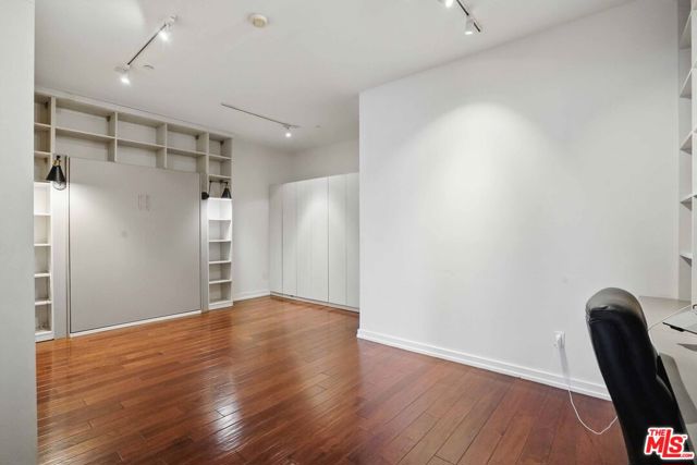 801 S Grand Avenue, Los Angeles CA: https://media.crmls.org/mediaz/5b2dfd07-31f3-48da-ac11-0c73b608491c.jpg