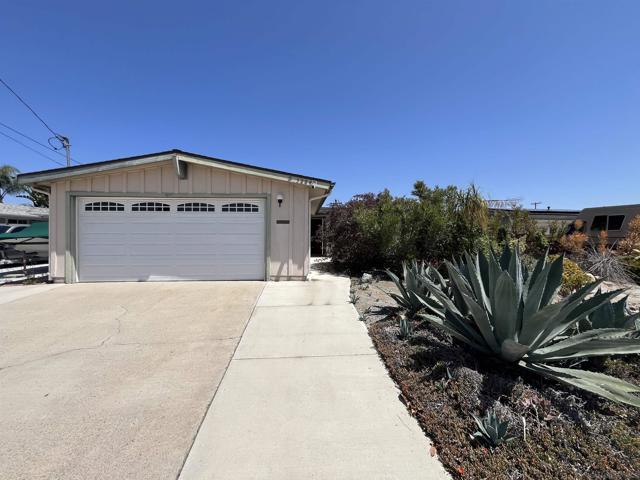 5284 Winthrop St, San Diego CA: https://media.crmls.org/mediaz/5b2e1179-3068-4d7b-817a-62933489e367.jpg
