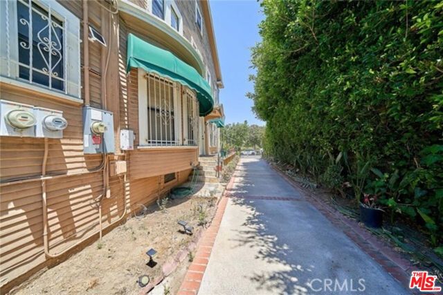 1023 S Wilton Place, Los Angeles CA: https://media.crmls.org/mediaz/5b2e1ec4-f8b9-48fc-a287-a2a220412514.jpg
