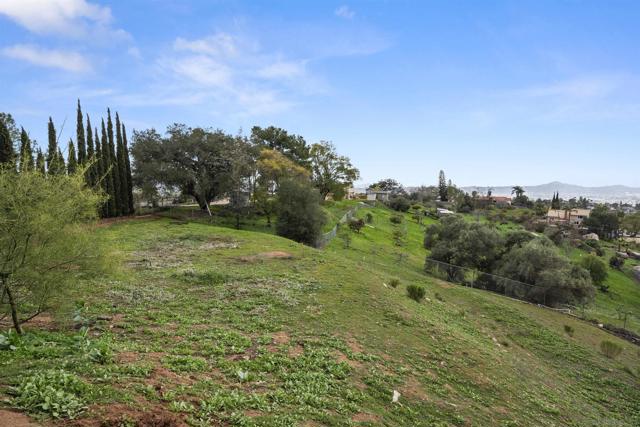 8016 Sterling Dr, El Cajon CA: https://media.crmls.org/mediaz/5b2e626b-915a-4e67-b9bc-562f76bf256f.jpg