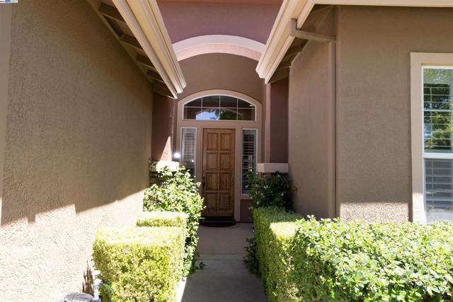 5090 Archcrest Way, Sacramento CA: https://media.crmls.org/mediaz/5b2ef613-b745-4f82-ba30-ff739560b94d.jpg