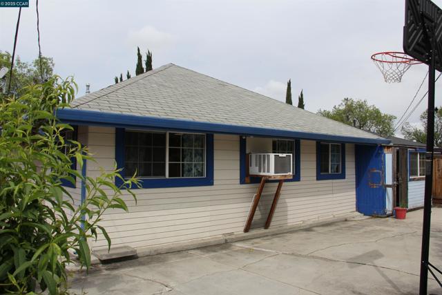 340 Carnegie Dr, Milpitas CA: https://media.crmls.org/mediaz/5b2ef748-033b-4bf3-a5a6-b3c6c9861bb9.jpg